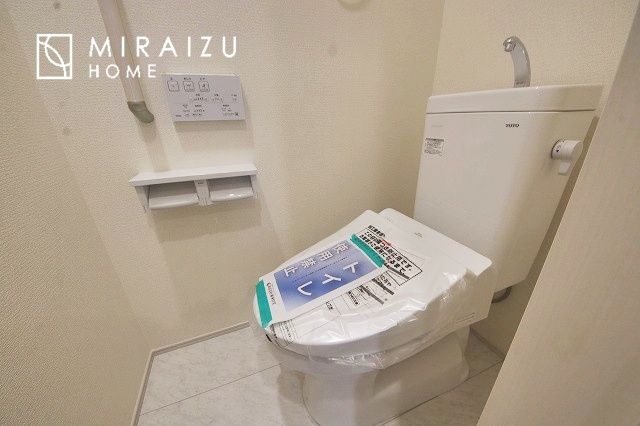 【トイレ】 | 空気の換気と窓からの光の明るさに配慮した清潔感のあるトイレ、ご自分の好きなアロマや芳香剤を置いて落ち着く空間を演出、一人になれる空間ですから、リラックスしたいですね。
