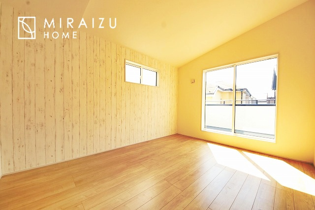 【寝室】 | 広さのある洋室は、ご夫婦様の寝室にぴったりですね。ご主人様の趣味のものや書斎などにも使用できるくらいの広さが嬉しいです。収納もばっちり完備してますのでお荷物が多いご家族様も安心してお暮しいただけます！