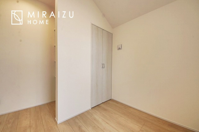 【子供部屋】 | お子様のお部屋にも主寝室にも使えますね。窓が二面についていますので採光もばっちり、空気の入れ替えもOK！自分のお部屋を持ちたいお子様の夢を叶えます！
