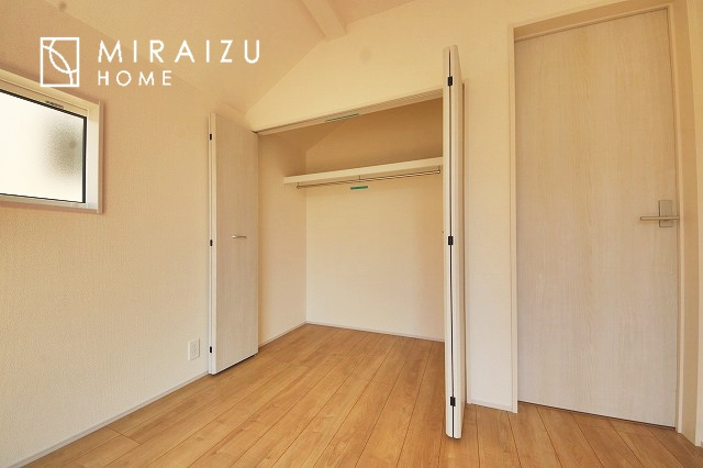 【収納】 | 収納力も自慢です。お洋服がお好きなお客様も多いですよね、衣替えをしなくてもお洋服をしまっておけそうなくらいの広さですね！
