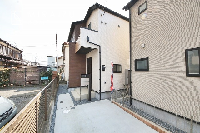 【外観】 | 青く澄み渡った綺麗な空と、陽の光をたっぷりと受ける、そんな新築住宅で新生活をスタートしてみませんか？見学・ご相談等、ミライズホーム(株)までお気軽にご連絡下さい。