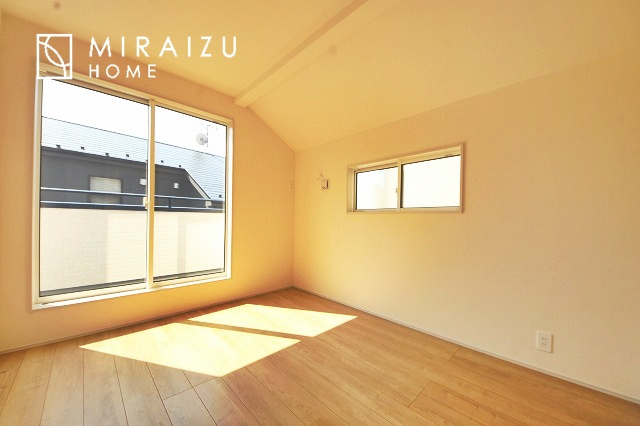 【寝室】 | 収納あり、自然な採光ありの洋室。家族みんなが気持ち良く目覚められる、過ごしやすい主寝室などにもお勧め。もちろん、ペットもご一緒に。