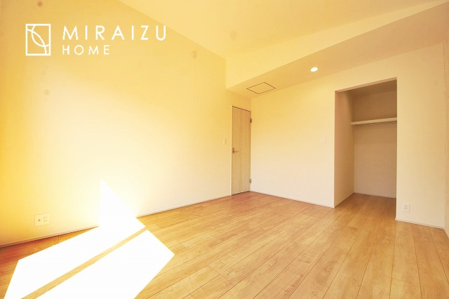 【寝室】 | 床のフローリングもオシャレな洋室が嬉しいです。独立性のある住宅ですので、各居室それぞれ、テイストの違うお部屋インテリア造りをしても面白いかもしれませんね！