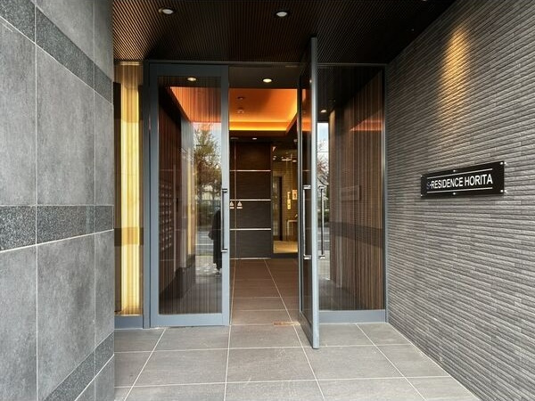 S-RESIDENCE堀田のエントランス