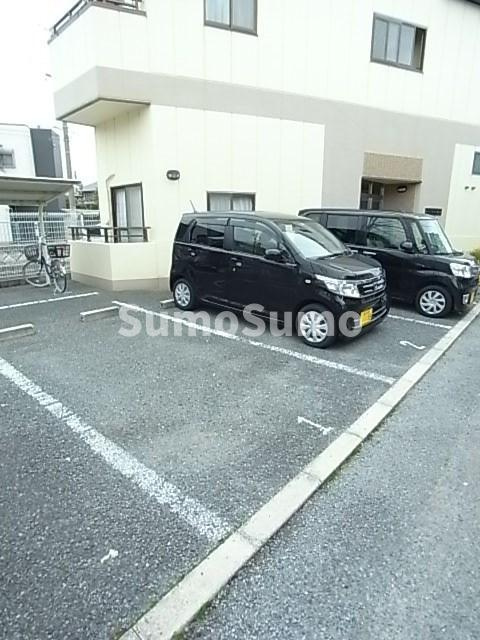 リバーサイド塚口の駐車場|車をお持ちの方に嬉しい駐車場付きの物件です