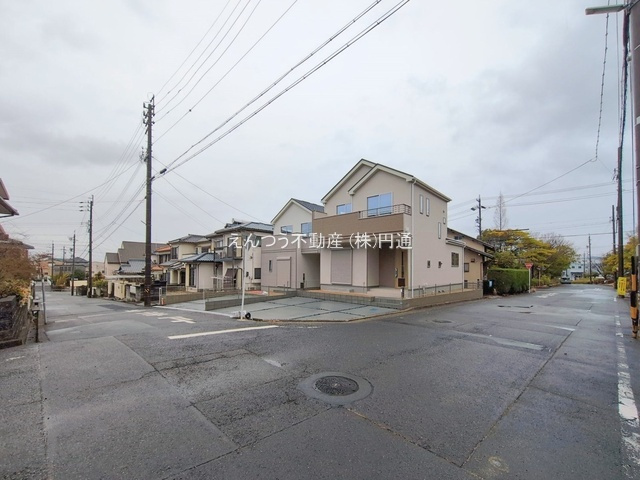 ハートフルタウン高森台13期の前面道路含む現地写真