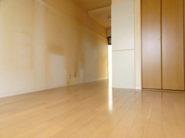 開放的な寝室です