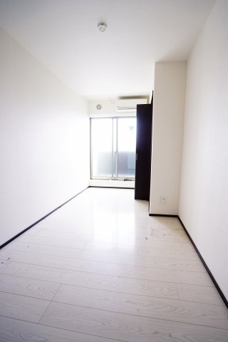 お部屋は白を基調としていてきれいです