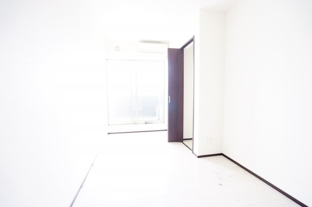 お部屋は白を基調としていてきれいです