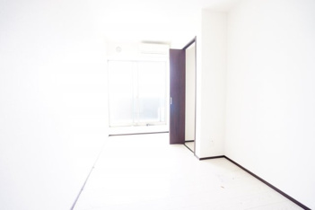 お部屋は白を基調としていてきれいです