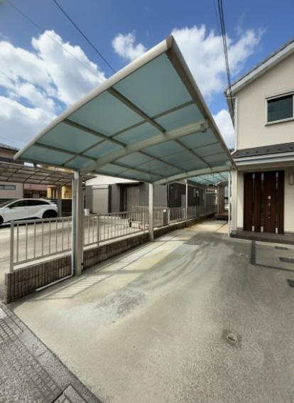 野洲市西河原　中古戸建の駐車場