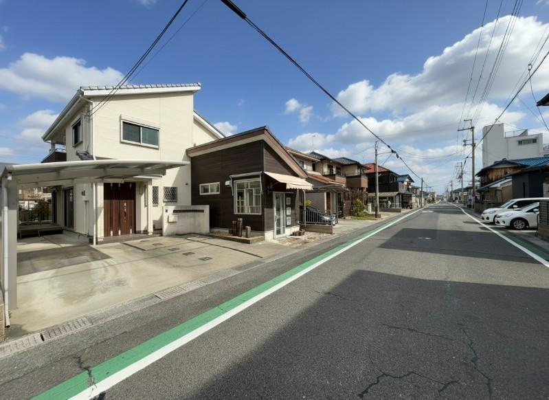 野洲市西河原　中古戸建の前面道路含む現地写真