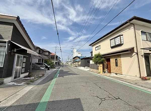 野洲市西河原　中古戸建の前面道路含む現地写真