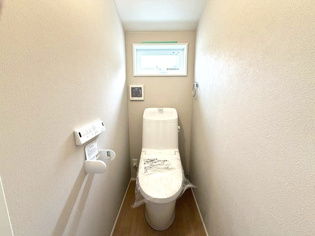 温水洗浄便座付トイレは温水洗浄機能により、暖かい水でおしりを洗浄することができ、冷たい水を使う従来の便座に比べ、温水洗浄機能で暖かいトイレを提供し、快適な使用を可能にします。