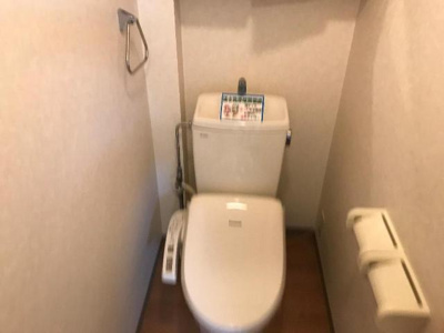 【トイレ】 | アベニール細江 | 冬も快適な温水暖房便座　上部棚あり