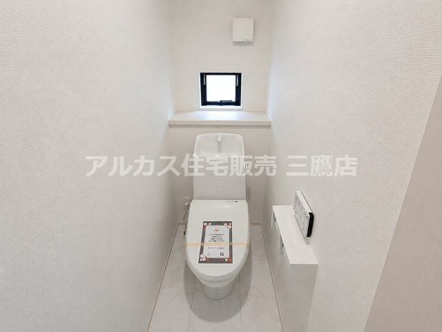 京王線 仙川駅 16分 新築戸建 三鷹市新川1丁目のトイレ|手洗い付き便器と小窓、壁付けリモコンを備えたすっきりとしたトイレです。