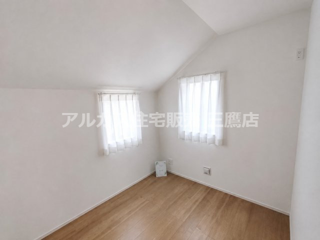 京王線 仙川駅 16分 新築戸建 三鷹市新川1丁目の洋室|勾配天井と2面の窓が印象的で、空間に変化を添える洋室です。