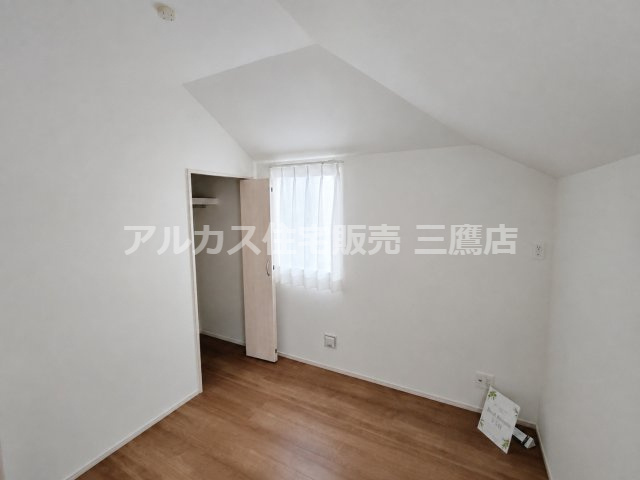 京王線 仙川駅 16分 新築戸建 三鷹市新川1丁目の洋室|勾配天井とハンガーパイプ付き収納を備えた、すっきりとした洋室です。