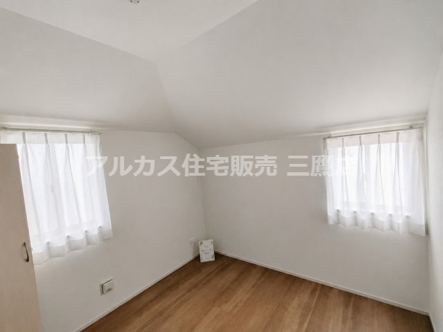 京王線 仙川駅 16分 新築戸建 三鷹市新川1丁目の洋室|勾配天井と2面の窓が空間のアクセントとなる、白を基調とした洋室です。