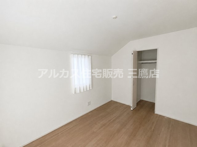京王線 仙川駅 16分 新築戸建 三鷹市新川1丁目の洋室|ハンガーパイプ付き収納と窓を備え、衣類を整理しやすい洋室です。