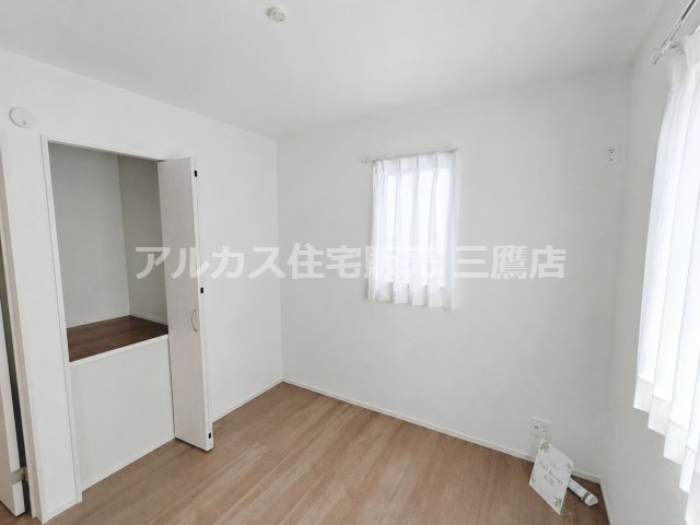 京王線 仙川駅 16分 新築戸建 三鷹市新川1丁目の洋室|収納スペースと2面の窓を備え、家具の配置を考えやすい洋室です。