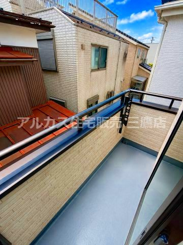 京王線 仙川駅 16分 新築戸建 三鷹市新川1丁目のバルコニー|手すり付きで奥行きのあるバルコニーです。