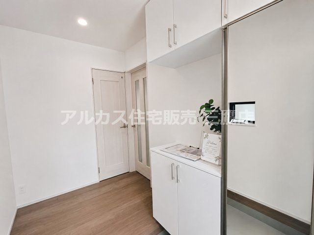 京王線 仙川駅 16分 新築戸建 三鷹市新川1丁目の玄関|上下に収納を備えた玄関は、身だしなみを確認できる大型ミラー付きです。