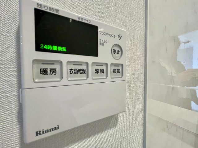 アルファステイツ熊本駅東の設備|浴室暖房換気乾燥機。雨の日の洗濯の乾燥に重宝します。冬場には予め浴室内を温めておくことも可能です。