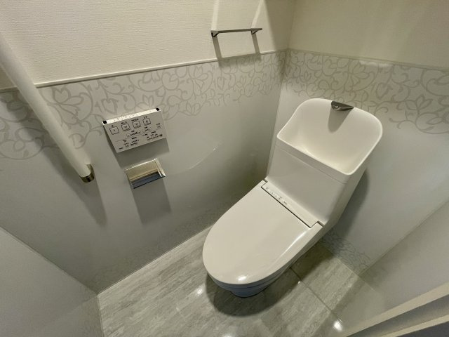 アルファステイツ熊本駅東のトイレ|便座とノズルには防汚効果の高いクリーン樹脂を採用。汚れてもサッとひとふきでお掃除可能。