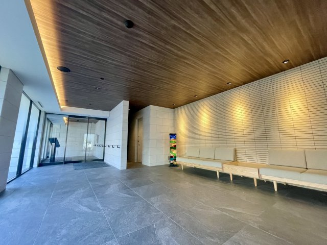 アルファステイツ熊本駅東のその他共用部分|木目の和らぎや石の静粛で迎えるエントランス