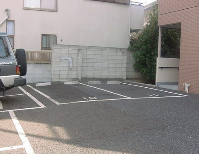 ボナール鶴の駐車場