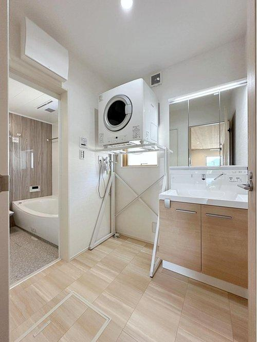 安佐南区八木6丁目の洗面所|シャワー付き洗面化粧台☆
洗面台にシャワー機能が付いたもので、シャンプーなども行える多機能洗面台です。また、顔や手を洗うためだけではなく、シャワー付き洗面台を使えば手洗い洗濯などでも利用できます♪