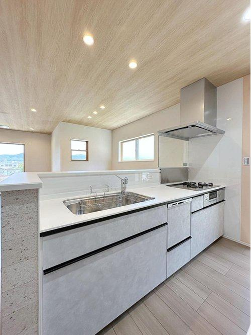 安佐南区八木6丁目のキッチン|人造大理石天板使用のシステムキッチン☆
人造大理石天板は水垢が付きにくく汚れが落ちやすいのでお手入れも楽ちんです♪