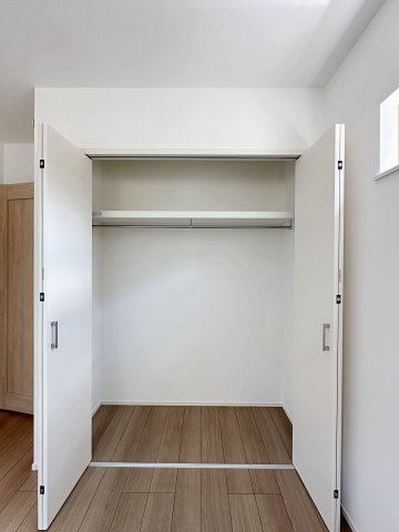 安佐南区八木6丁目の収納|全居室収納☆
5.28帖洋室のクローゼットです♪