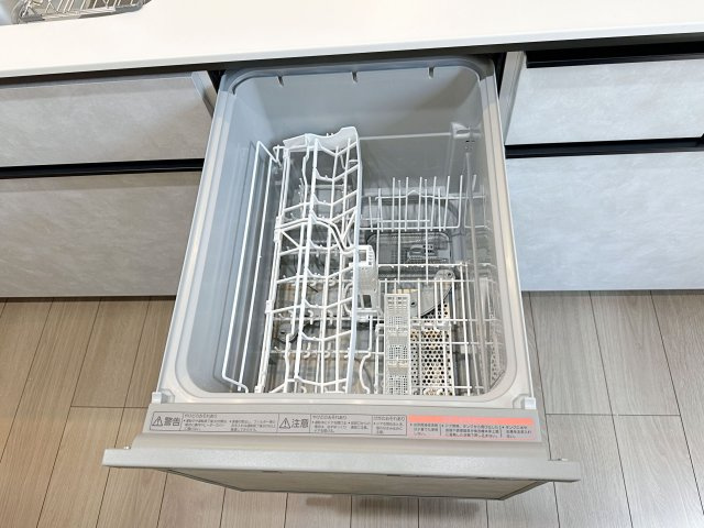 安佐南区八木6丁目のキッチン|4人から5人分の食器洗浄乾燥機☆
水道代の節約にもなり、家事の時短もできる優れ物です♪
スライド式で上から全体が見えるため食器の出し入れもスムーズです♪