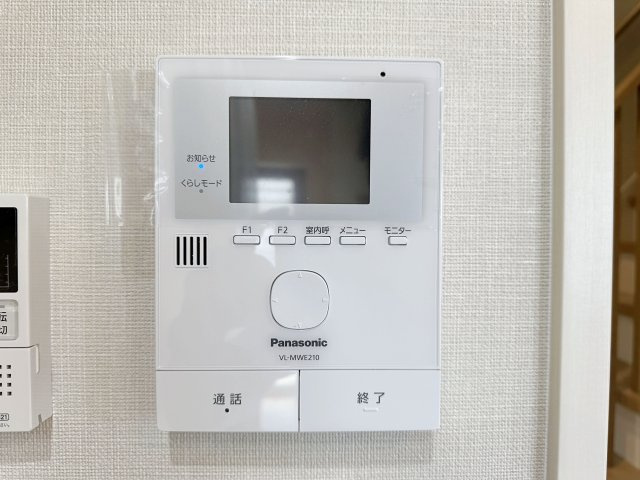 安佐南区八木6丁目の防犯設備|ドアホン☆
来客があったとき、室内からカメラやマイクを使って相手や用件を確認できます。相手を事前に確認することができ、訪問販売対策や防犯面でも役に立つアイテムです♪