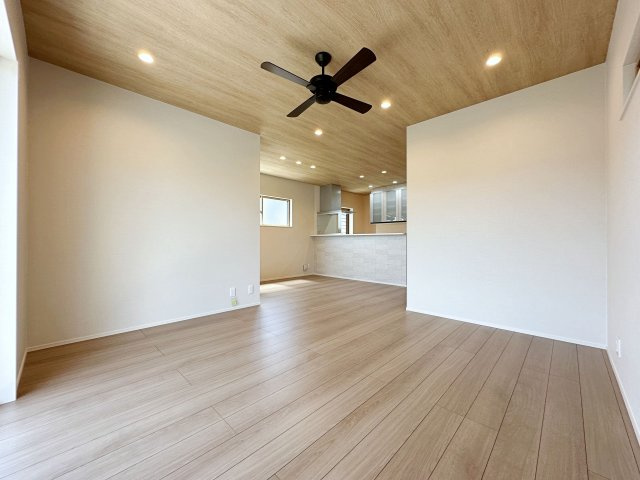 安佐南区八木6丁目の居間・リビング|18帖の広々としたリビング☆
完成済のため365日ご案内可能♪「今日見たい」にも対応します！