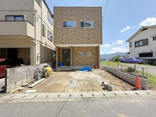 安佐南区八木6丁目の駐車場|車は並列2台まで駐車可能☆
広い駐車スペースは来客時も安心です♪