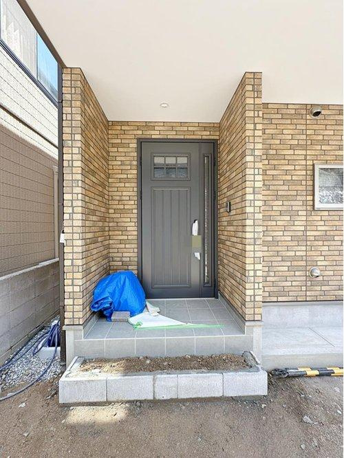 安佐南区八木6丁目の玄関|玄関ポーチ☆屋根も付いており、雨が降っても濡れる心配はありません♪