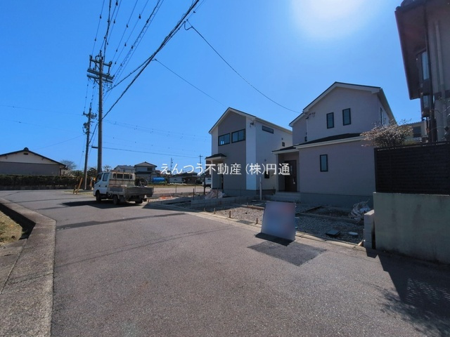 ハートフルタウン東野町7期の前面道路含む現地写真
