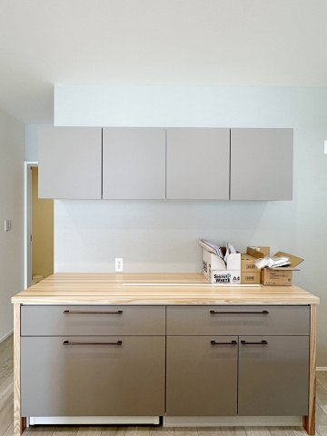 東区馬木6丁目 No.3の収納|収納力のある大型カップボード☆
備え付けのため耐震性が高く地震の際にも倒れてくる心配はありません♪
キッチンと同じカラーリングのため統一感もあります！