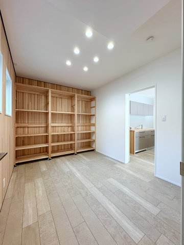 東区馬木6丁目 No.3の洋室|1階6帖の居室☆
トランクルームとして活用できますが、子供部屋や居室としても使えるようになっています♪
キャスター付きの可動式クローゼット付き！