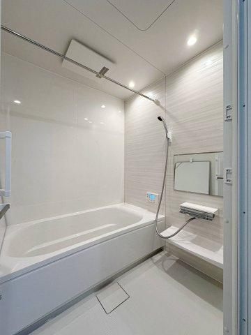 東区馬木6丁目 No.3の浴室|浴室乾燥機気付き1坪タイプの浴室☆
ユニットバスは、気密性にも優れています。そのため、冬場でもお湯が冷めにくく、暖かい空間を維持することができます。