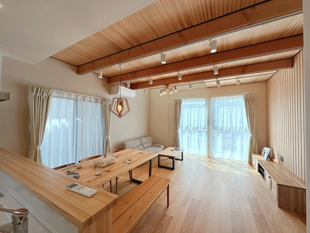 東区馬木6丁目 No.3の居間・リビング|19帖の木の温かさを感じられる広々としたリビング☆