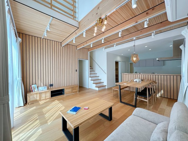 東区馬木6丁目 No.3の洋室|リビングのソファ、ダイニングテーブルセット、TV台など家具家電付きの住宅です♪