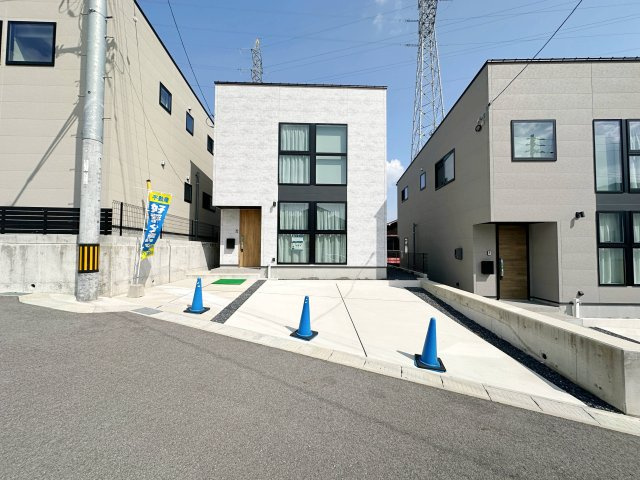 東区馬木6丁目 No.3の駐車場|車は並列3台駐車可能☆
広々とした駐車スペースは来客時なども安心なので気軽に家族や友人を招くことができます♪