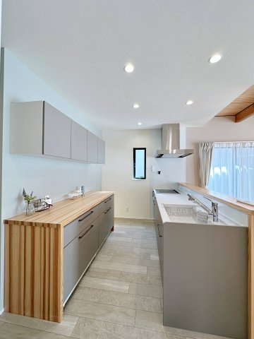 東区馬木6丁目 No.3のキッチン|人造大理石天板使用のシステムキッチン☆
人造大理石天板は水垢が付きにくく汚れが落ちやすいのでお手入れも楽ちんです♪(No.1)タカラスタンダードの浴室乾燥機付き1坪タイプのユニットバス☆