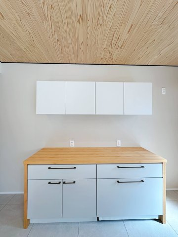 東区馬木6丁目 No.1の収納|(No.1)収納力のある大型カップボード☆
備え付けのため耐震性が高く地震の際にも倒れてくる心配はありません♪
キッチンと同じカラーリングのため統一感もあります！