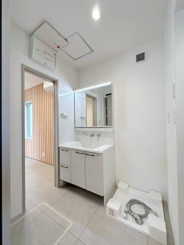 東区馬木6丁目 No.1の洗面所|(No.1)タカラスタンダードのシャワー付き洗面化粧台☆
三面鏡タイプで使いやすくなっています♪