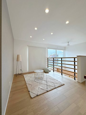 東区馬木6丁目 No.1の内装|(No.1)2階ユーテリティホール☆
セカンドリビングとしても活用できるゆとりある空間で、LDKの吹き抜けと大きな窓が開放感を作り出しています♪